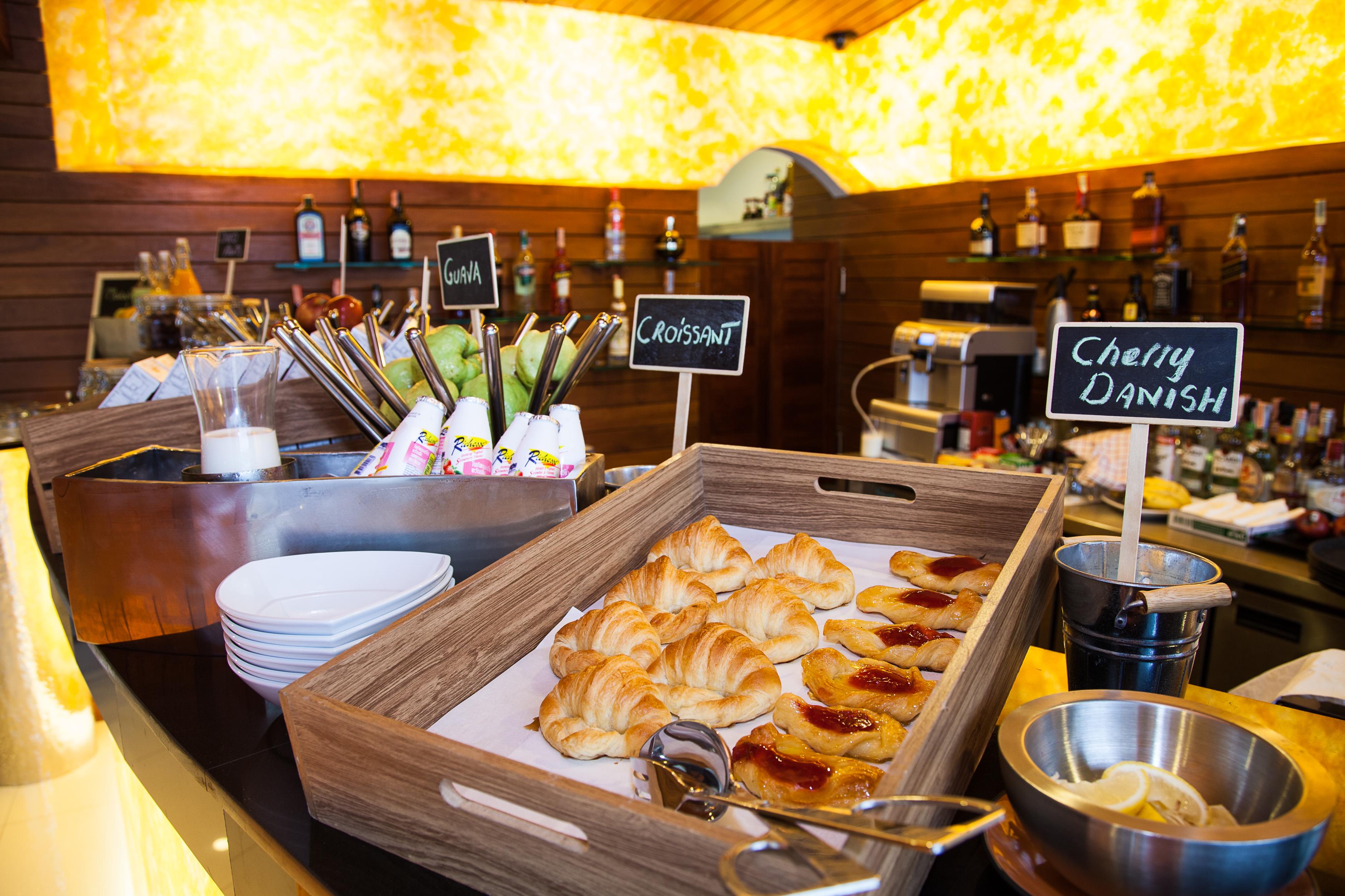The Privilege Hotel Ezra Beach Club Bang Rak Beach  Eksteriør bilde
